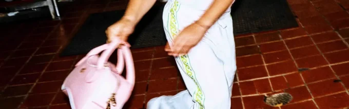 Bracciale con perle annodate rosa Bracciale con perle annodate rosa