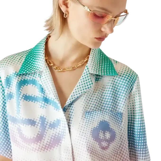 Camicia a pantaloncini con colletto cubano e logo in mezzitoni