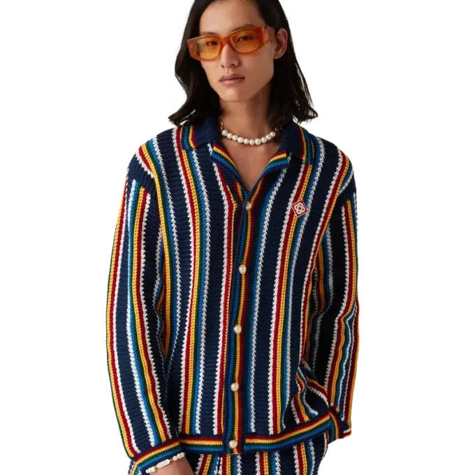 Camicia a righe lavorata all’uncinetto