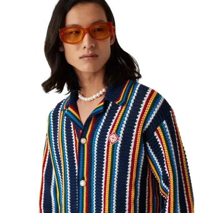 Camicia a righe lavorata all’uncinetto