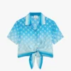 Camicia corta in seta annodata con monogramma sfumato blu