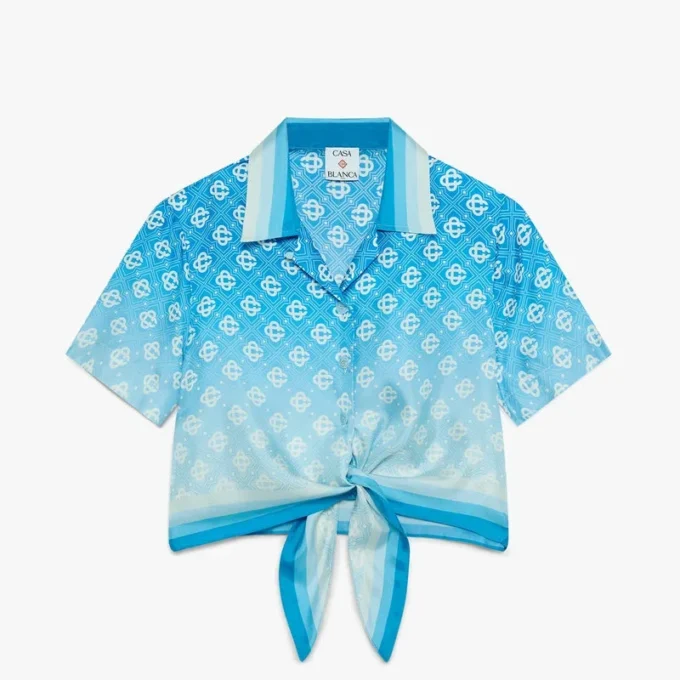 Camicia corta in seta annodata con monogramma sfumato blu
