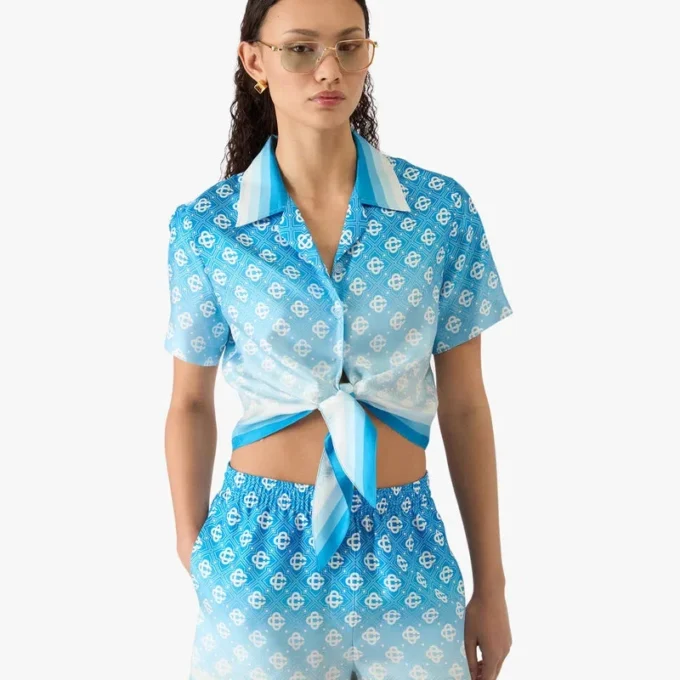 Camicia corta in seta annodata con monogramma sfumato blu