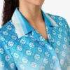 Camicia corta in seta annodata con monogramma sfumato blu
