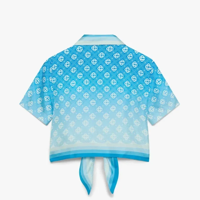 Camicia corta in seta annodata con monogramma sfumato blu