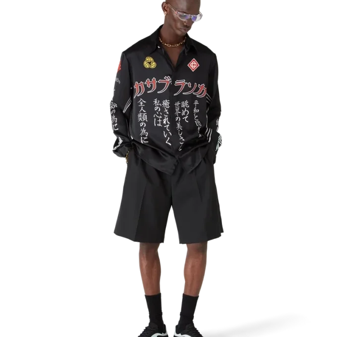 Camicia in raso di seta a maniche lunghe con emblema