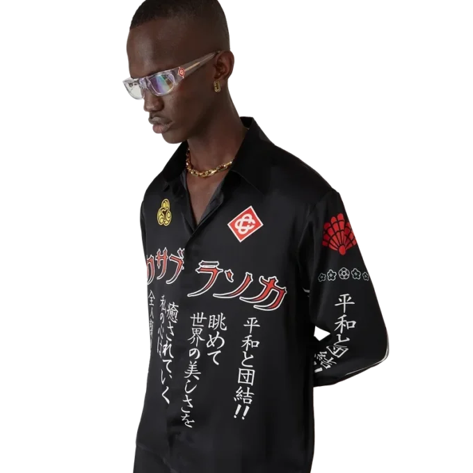 Camicia in raso di seta a maniche lunghe con emblema