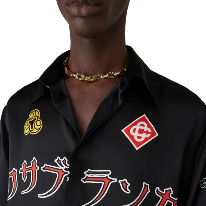 Camicia in raso di seta a maniche lunghe con emblema