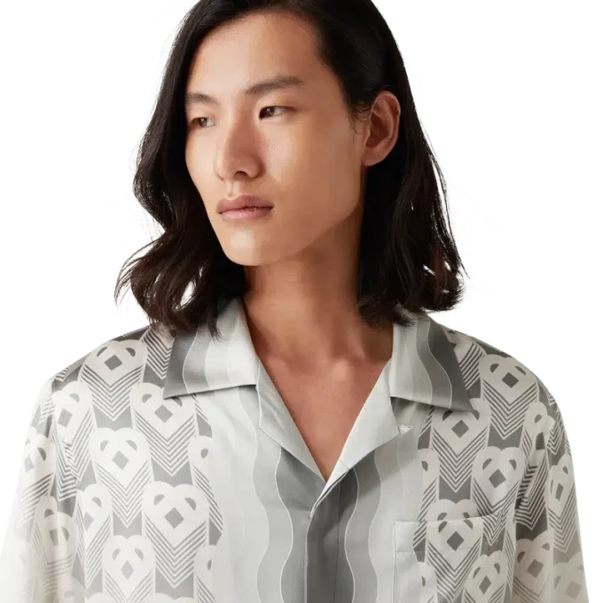 Camicia in seta con monogramma a cuori sfumati