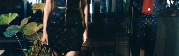 Abito in denim con monogramma