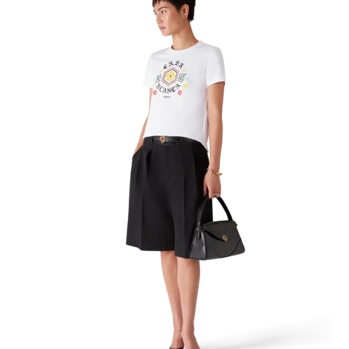 Maglietta aderente a maniche corte con emblema in stile pantaloncini