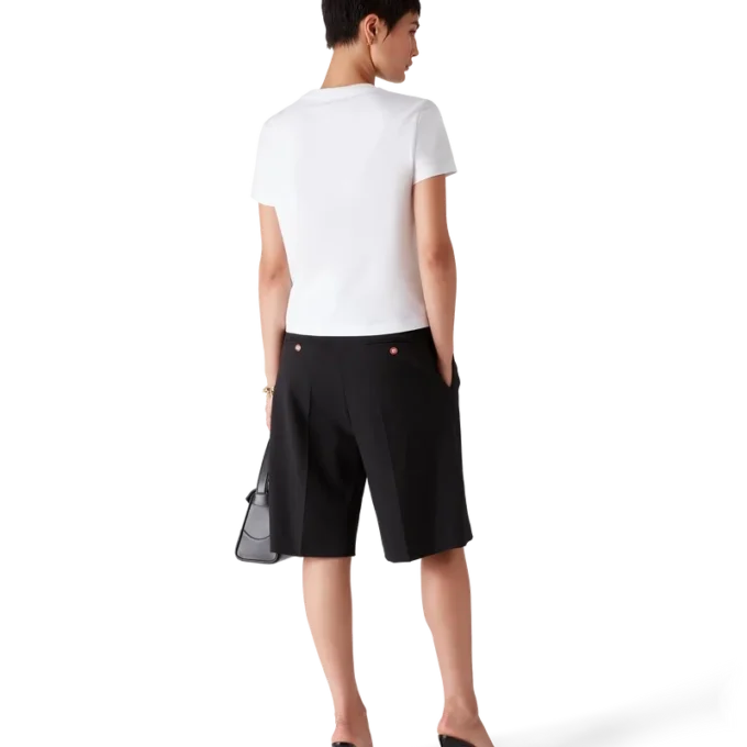 Maglietta aderente a maniche corte con emblema in stile pantaloncini