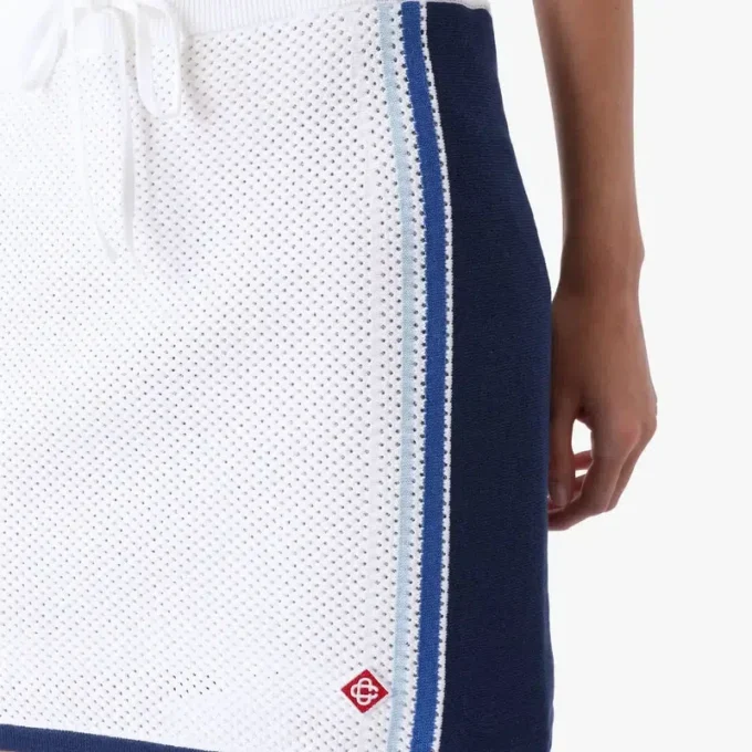 Minigonna in rete a righe bianche e blu