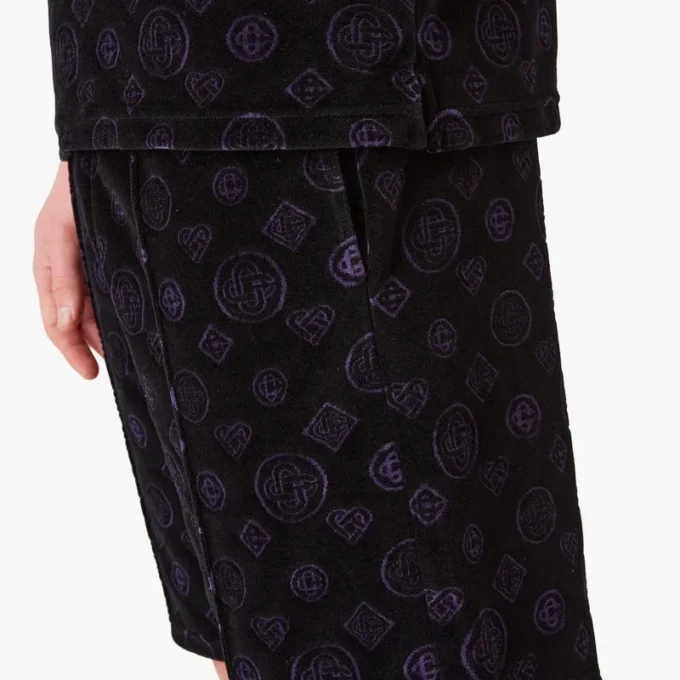 Pantaloncini in velluto con monogramma viola