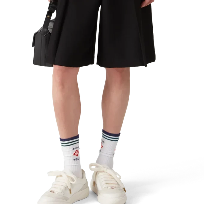 Pantaloncini sartoriali in lana a pieghe