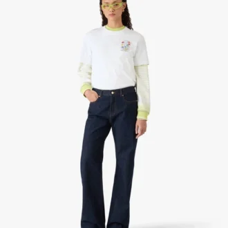 T-shirt a maniche corte con graffiti bianchi in pantaloncini