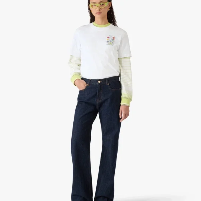 T-shirt a maniche corte con graffiti bianchi in pantaloncini