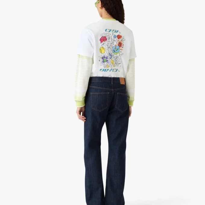 T-shirt a maniche corte con graffiti bianchi in pantaloncini