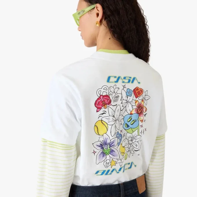 T-shirt a maniche corte con graffiti bianchi in pantaloncini