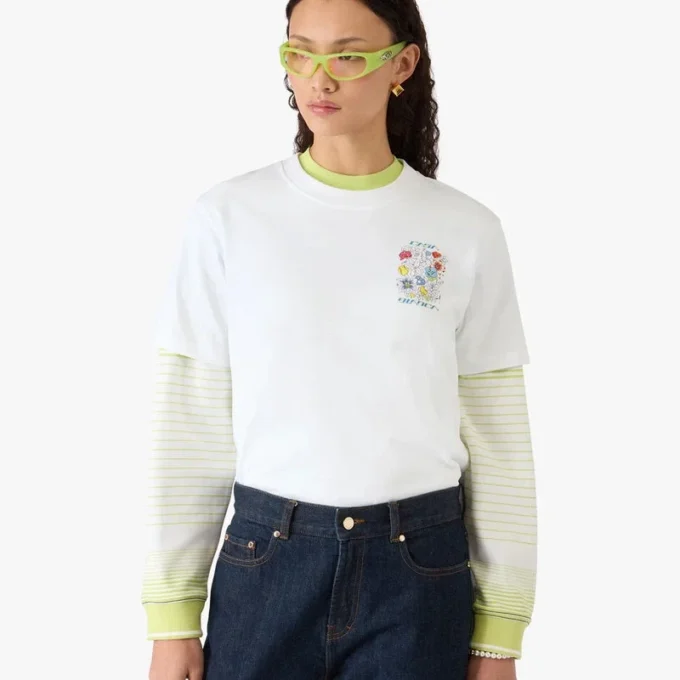 T-shirt a maniche corte con graffiti bianchi in pantaloncini