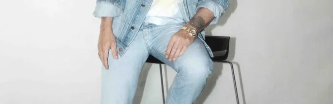 Jeans in denim graffito a lavaggio chiaro