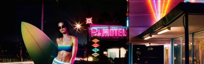 Top bikini con monogramma ondulato